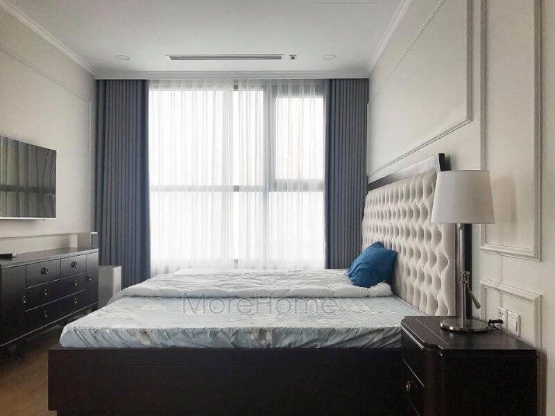 Việc thi công nội thất phòng ngủ chung cư cao cấp theo phong cách tân cổ điển sang trọng đang được thực hiện.